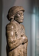 Statue O, avec le nom du roi inscrit sur son épaule, l'inscription principale figurant sur sa tunique. Ny Carlsberg Glyptotek.