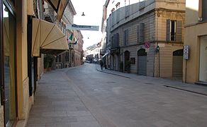 La via Emilia San Pietro à Reggio d'Émilie, en 2005. Cette rue est sur le tracé de l'antique voie romaine.