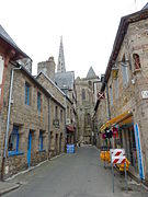 La rue Ernest Renan et ses maisons anciennes; la cathédrale à l'arrière-plan.