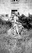 La statue dans le parc du château de Kerjean.