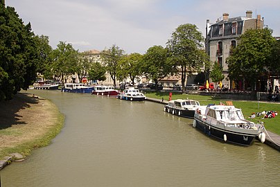 Quai du canal du Midi à Carcassonne.