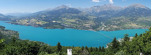 Le lac de Serre-Ponçon entre les Alpes-de-Haute-Provence et les Hautes-Alpes.