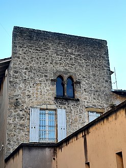 N°5 : façade nord et fenêtres géminée de la maison Daraignez.
