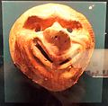 Masque décoratif en terre cuite, « maison aux masques » - Musée gallo-romain de Fourvière