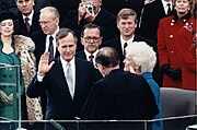 20 בינואר: ג'ורג' בוש האב מושבע לנשיא ה-41 של ארצות הברית.