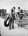 Récupération du caoutchouc pour les forces armées par deux enfants de Rosemont en 1942.