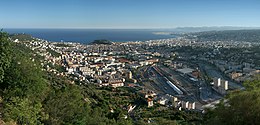 Vue orientée sud depuis une colline de la ville de Nice avec la mer en haut au fond.