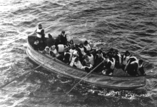 Photo du canot de sauvetage D avant qu'il soit secouru par le Carpathia.