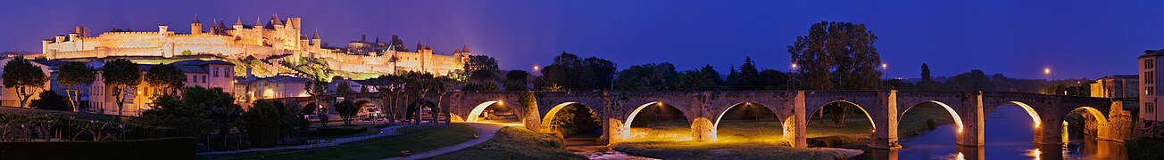 La Cité de Carcassonne et le pont Vieux traversant l'Aude.
