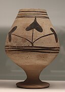 Gobelet peint, motif de feuilles de pipal, provenant de Mundigak (Afghanistan), période IV, v. 2700 av. J.-C. Musée Guimet.