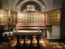Triptyque doré situé derrière un autel