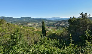 Le village de Pierrerue, entre plaine viticole et avant-monts.