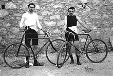 Photo des athlètes français Léon Flameng et Paul Masson, debout, tenant chacun leur vélos.