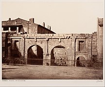 Édouard Baldus, Nîmes, Porte d'Auguste, vers 1864.
