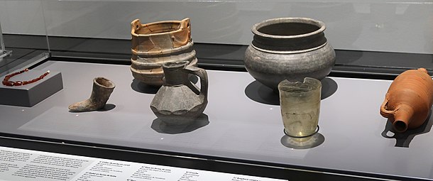 Culture de Tcherniakhov, Ukraine, sur la mer Noire. 300-350 de notre ère: de g. à d.: perles de corail, godet en forme de botte, vase en forme de seau, vase, cruche, gobelet en verre. Amphore vinaigre romaine (fin IVe siècle)