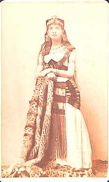 Photographie de 1888 représentant Mel Bonis de face et en pieds dans un costume de Cléopâtre.