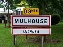 Un panneau d'entrée à Mulhouse, en français et en alsacien.