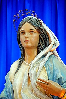 פסל מרים המוצב בכנסיית הבשורה שבנצרת, בלבוש כחול ועטרת כוכבים לראשה