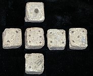 Image composite des faces d'un dé de 12 mm romain, trouvé à Leicestershire en Angleterre.