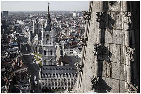Le beffroi avec la halle aux draps à son pied, vue depuis la tour de la cathédrale.
