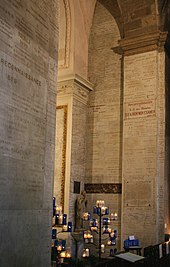 Murs et pilier de l’église recouverts du sol au plafond d’ex-voto en marbre gravé.