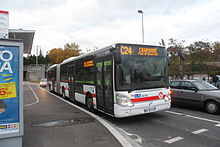 Photographie couleur d'un bus articulé à l'arrêt, numéroté C24 et à destination de Craponne.La ligne C24 est une ligne structurante du réseau TCL.