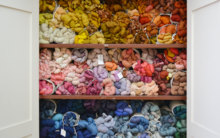 Armoire remplie de laines teintes à l'atelier de restauration des tapis