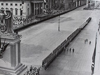 Mussolini passe en revue un bataillon d’honneur devant le monument aux Morts de la guerre sur la célèbre avenue unter den linden décorée et complètement dégagée, lors de sa visite à Berlin.