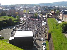 photographie montrant la scène de l'Arsenal prise en hauteur depuis la citadelle montrant des personnes venant assister à un concert du FIMU