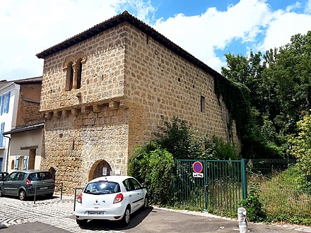 N°6 : maison forte du XIIe siècle inscrite aux Monuments historiques par arrêté du 3 octobre 1929[5].