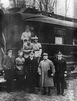 Photo prise juste après la signature de l'Armistice avec au premier plan de gauche à droite l'amiral britannique George Hope, le général de division Maxime Weygand, l'amiral britannique Rosslyn Wemyss, le maréchal Foch et le capitaine de la Royal Navy Jack Marriott