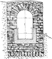 Dessin en noir et blanc représentant une coupe sur une section presque entièrement enterrée de l'aqueduc.