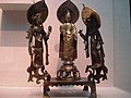 Bronze doré avec le Bouddha historique entre deux bodhisattvas, dynastie Sui, datée 597. Freer & Sackler Galleries, Washington D.C.