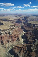 Structure tabulaire du plateau du Colorado. L'ampleur du soulèvement est à l'origine de l'enfoncement vertical en gorge du Colorado, cours d'eau inséquent qui a scié le Grand Canyon.