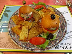 Assiette composée de Socca, de pissaladière et de deux pan bagnat.