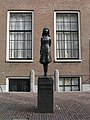 Паметникът на Ане Франк пред музея