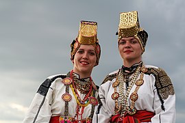 Personnes en tenue traditionnelle au festival Pece Atanasovski.