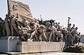Sculptures commémoratives des ouvriers du Parti située devant le mausolée de Mao.