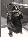 Vase you à conserver les boissons, dit : la Tigresse. Bronze, période Shang, hors de son territoire. Hunan, XIe siècle Musée Cernuschi[100],[101].