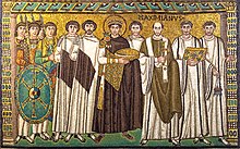 Mosaïque représentant de gauche à droite des hommes armées et des prêtres, au centre un homme portant une couronne