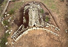 Tombe des géants d'Osono en Sardaigne en forme de tête de taureau du IIe millénaire av. J.-C.