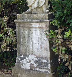 ꟿ pour le prénom romain Manius sur la première ligne d’une inscription sur la base d’une statue située à Florence.