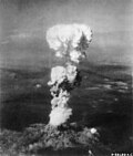 Champignon atomique produit par l'explosion sur Hiroshima, le 6 août 1945.