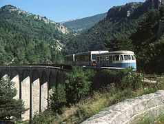 Train Nice-Digne abordant le viaduc sur le ravin de la Maouna (après Méailles).