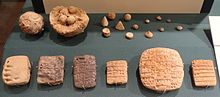 Calculi et tablette d'argile sumérienne - Oriental Institute Museum, University of Chicago