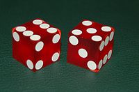 Dés cubiques utilisé au craps (jeu d’argent dans les casinos). À la différence des dés traditionnels, les points ne sont pas gravés sur les dés, mais imprimés pour respecter l'équilibre (équiprobabilité).
