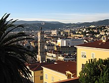 Vue orientée ouest rapprochée depuis une colline du Vieux-Nice avec un clocher au centre légèrement décalé à gauche.