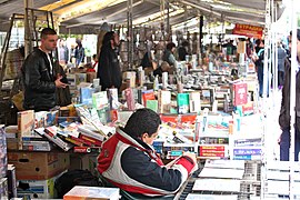Le marché aux livres sur la place Slaveïkov