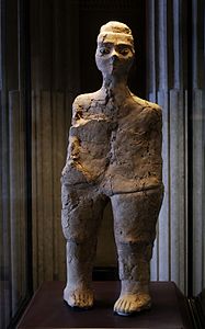 Statue de forme humaine, Ain Ghazal, 7e millénaire av. J.-C., Jordanie (musée du Louvre).