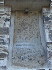 Photographie couleur d'une pierre gravée portant un texte latin.